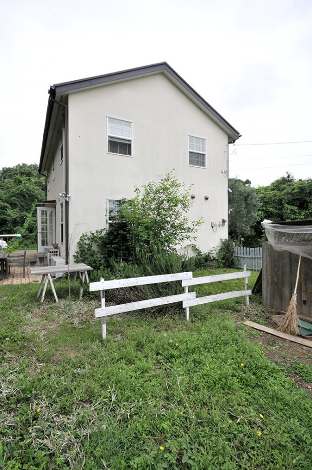 森の中で静かに暮らす、小さな家